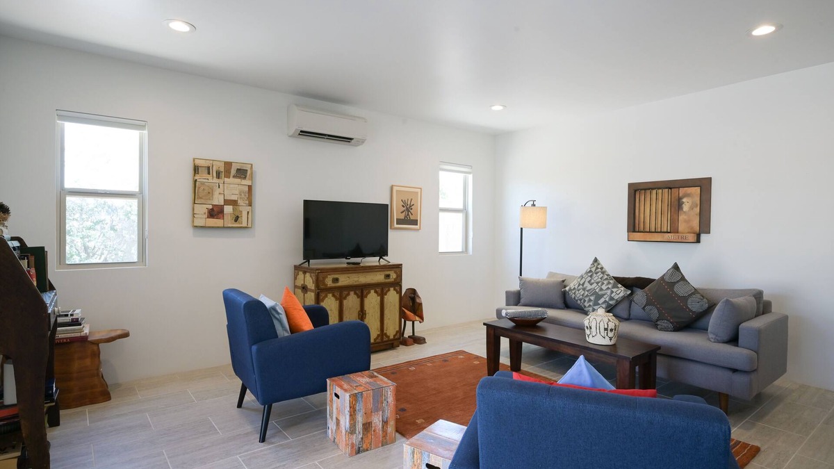 Southside House | Bright renovated escape near downtown with free WiFi, AC, large backyard & patio