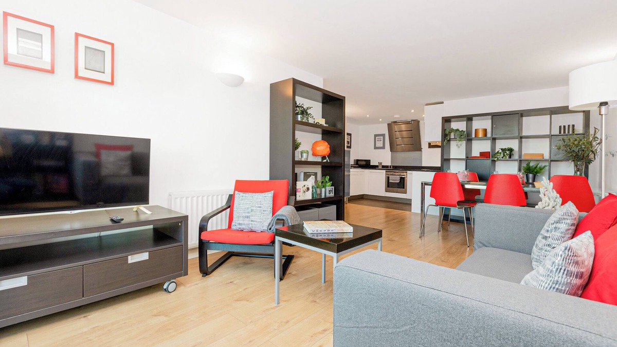 Glyndon Apartment | Bright Riverfront 2BR W/parking, 10min Woolwich St