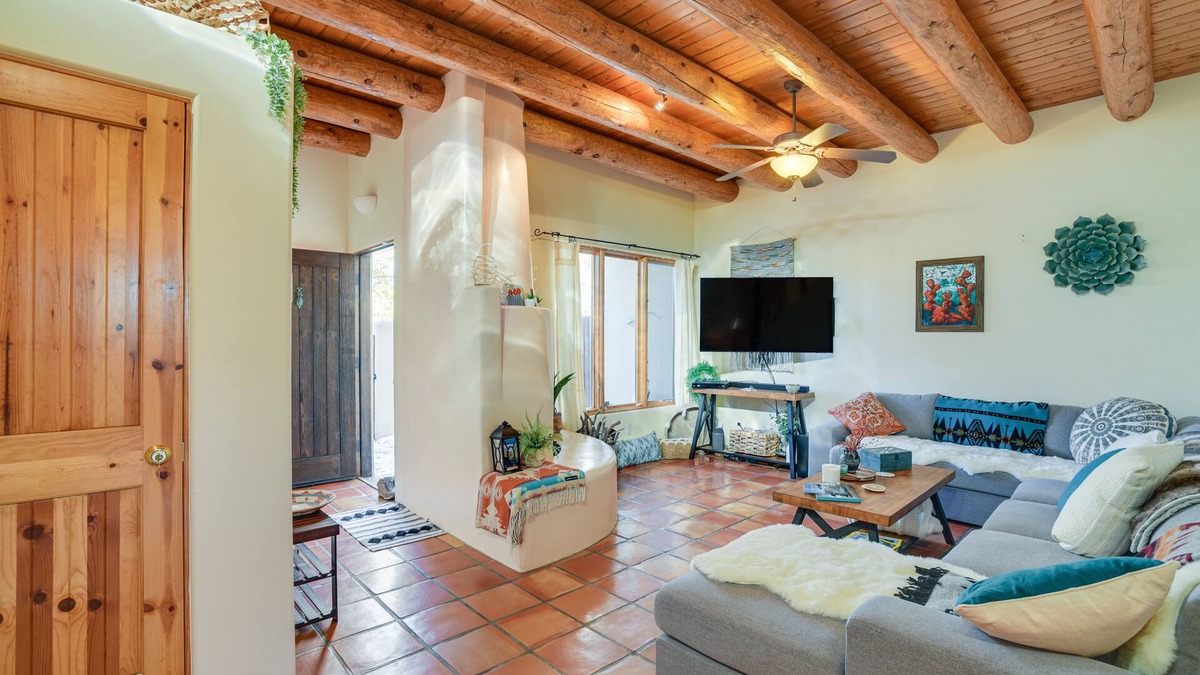 Southside Condo | Bright Santa Fe Condo ~ Half-Mi to Meow Wolf!