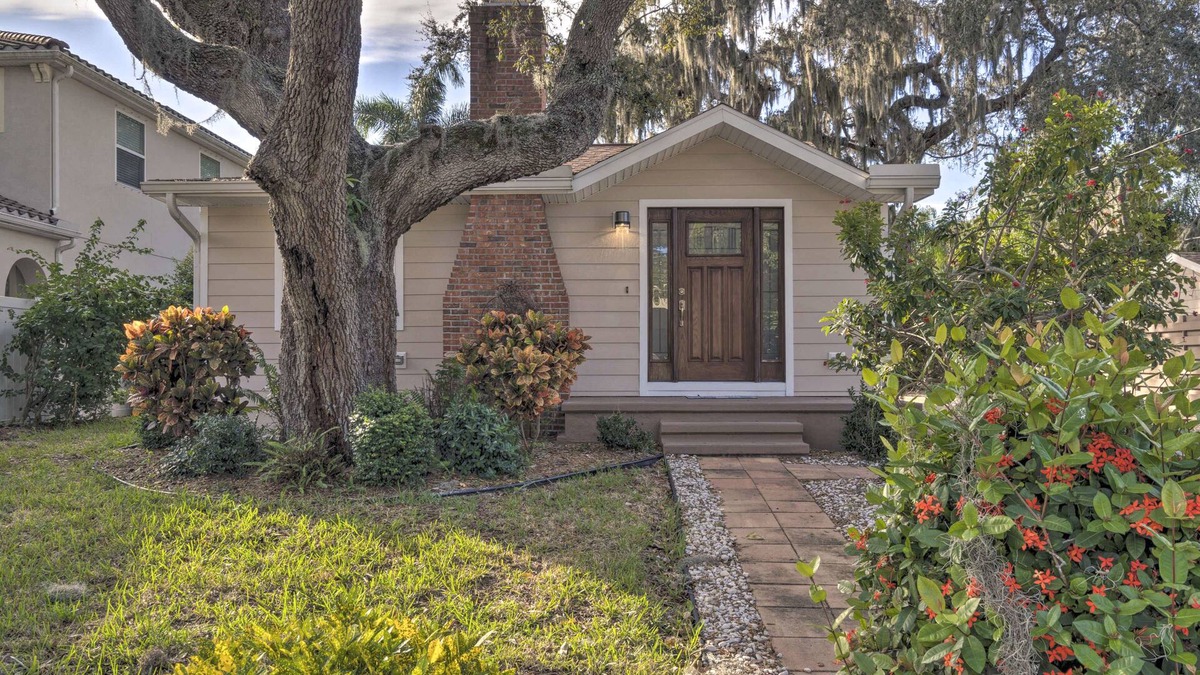 South Sarasota Cottage | Bright Sarasota Bungalow - 5 Mi to Siesta Beach!