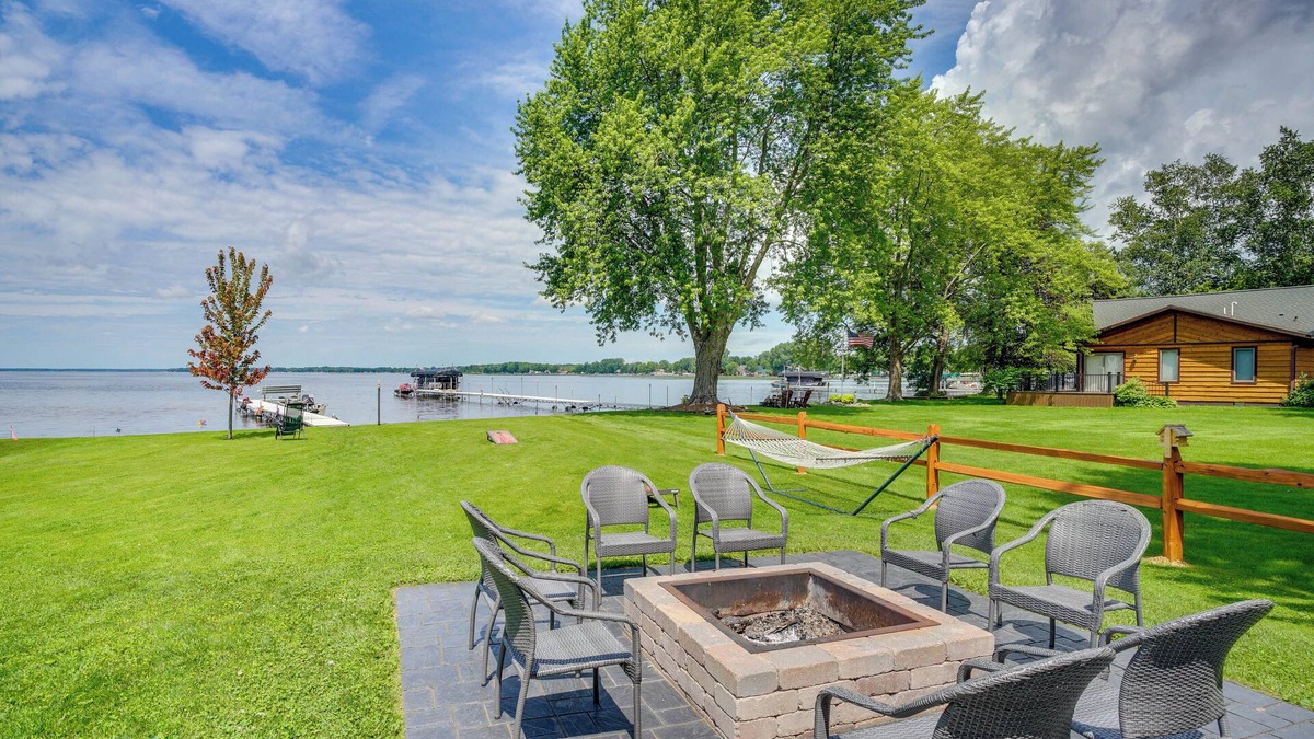 Cecil House | Bright Shawano Lake Oasis - Walk to Boat Launch!