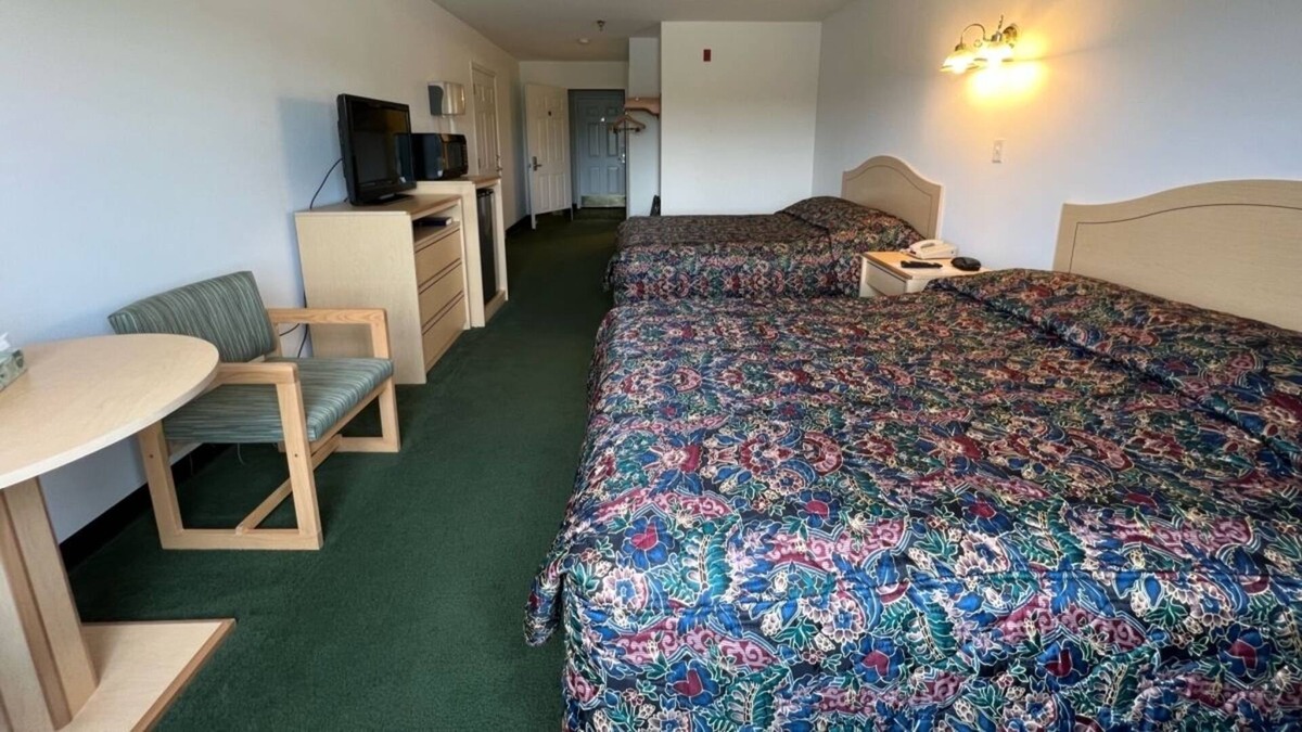 Red Bud Bed & Breakfast | Bright Single King Suite in the Heart of Red Bud!