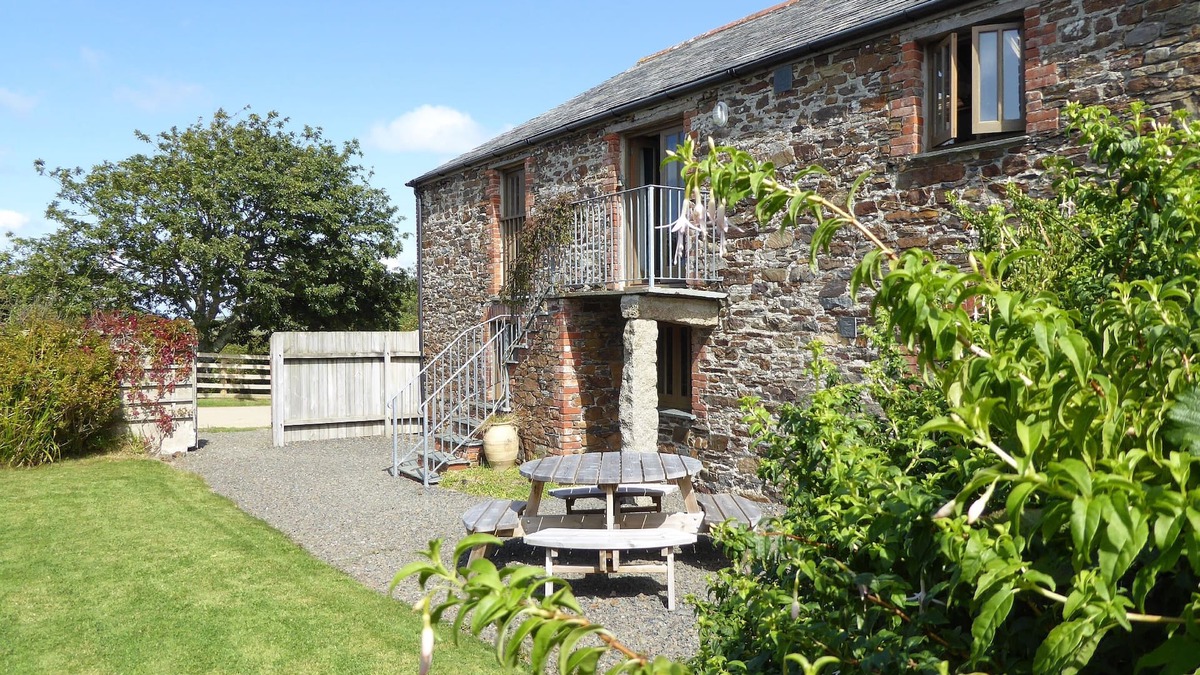 Saint Gennys House | Bright spacious,converted barn near beach at Crackington Haven, nr. Bude.