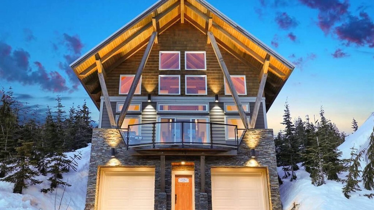 Courtenay Ski Chalet | Bright Spacious Timber Chalet at Mt Washington!