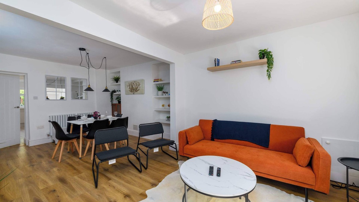 Abercwmboi House | Bright & Spacious 3 Bed Home Minutes frm Bike Park