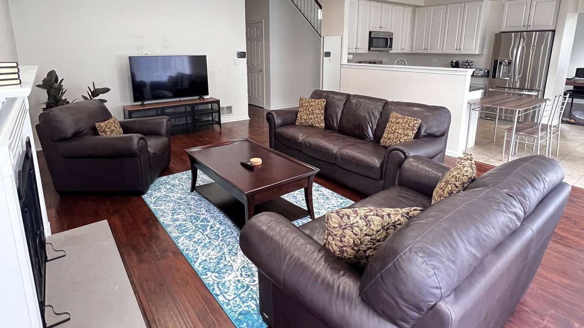 Gurnee House | Bright & spacious 5 bdrm home, excellent location, pet friendly
