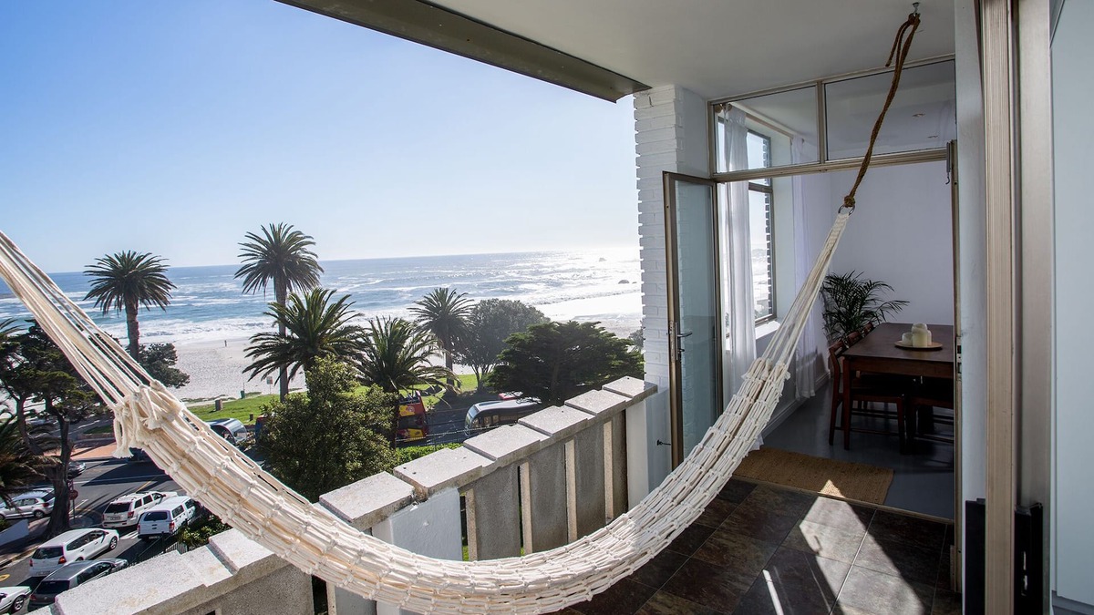 Camps Bay Apartment | Bright, spacious apartment on Camps Bay beach!