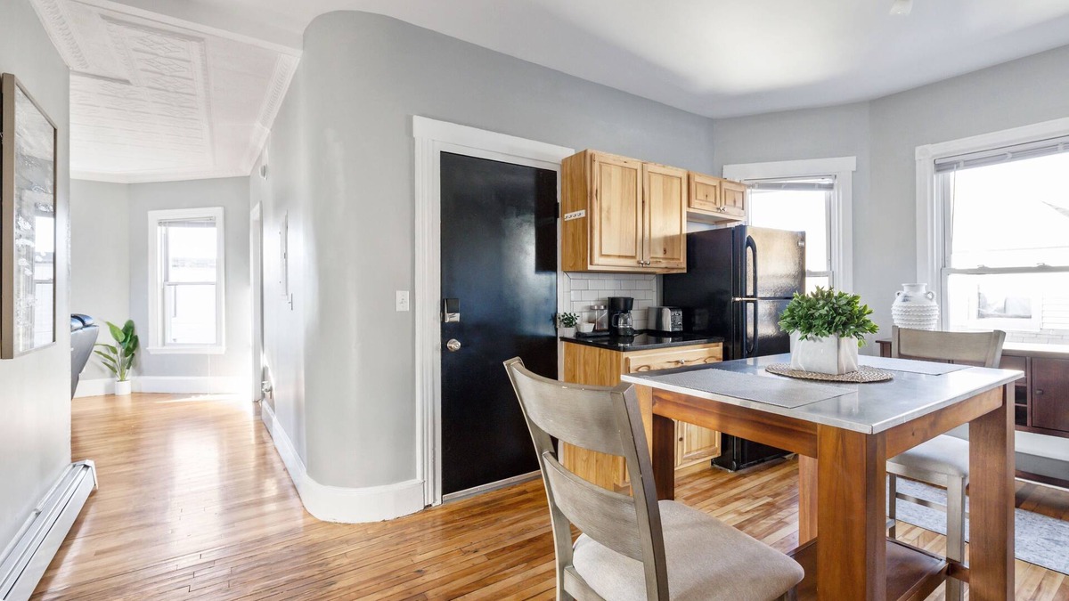 Parkside Apartment | Bright & Spacious Apartment with Amazing Shower
