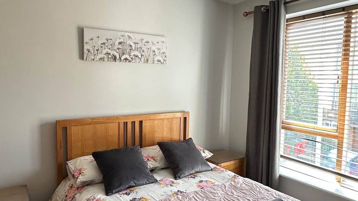 Sutton Cross Apartment | Bright Spacious Apartment