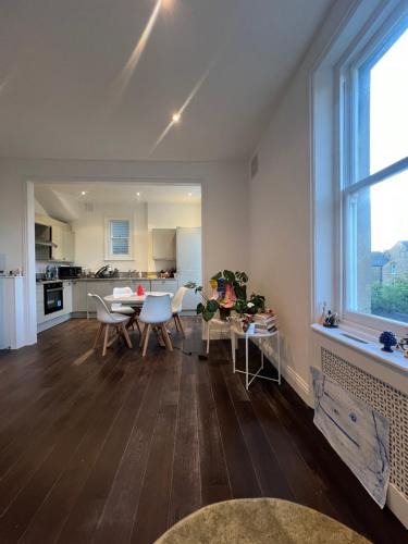 Brixton Hill Apartment | Bright, Spacious, Charming & Fully Equipped Victorian Flat in Quiet Brixton