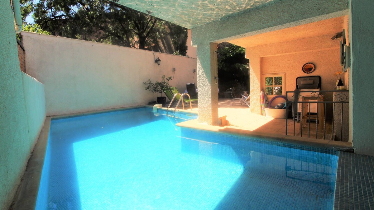 Neffies Apartment | Bright, Spacious Gite With Private Heated Pool And Courtyard Garden.