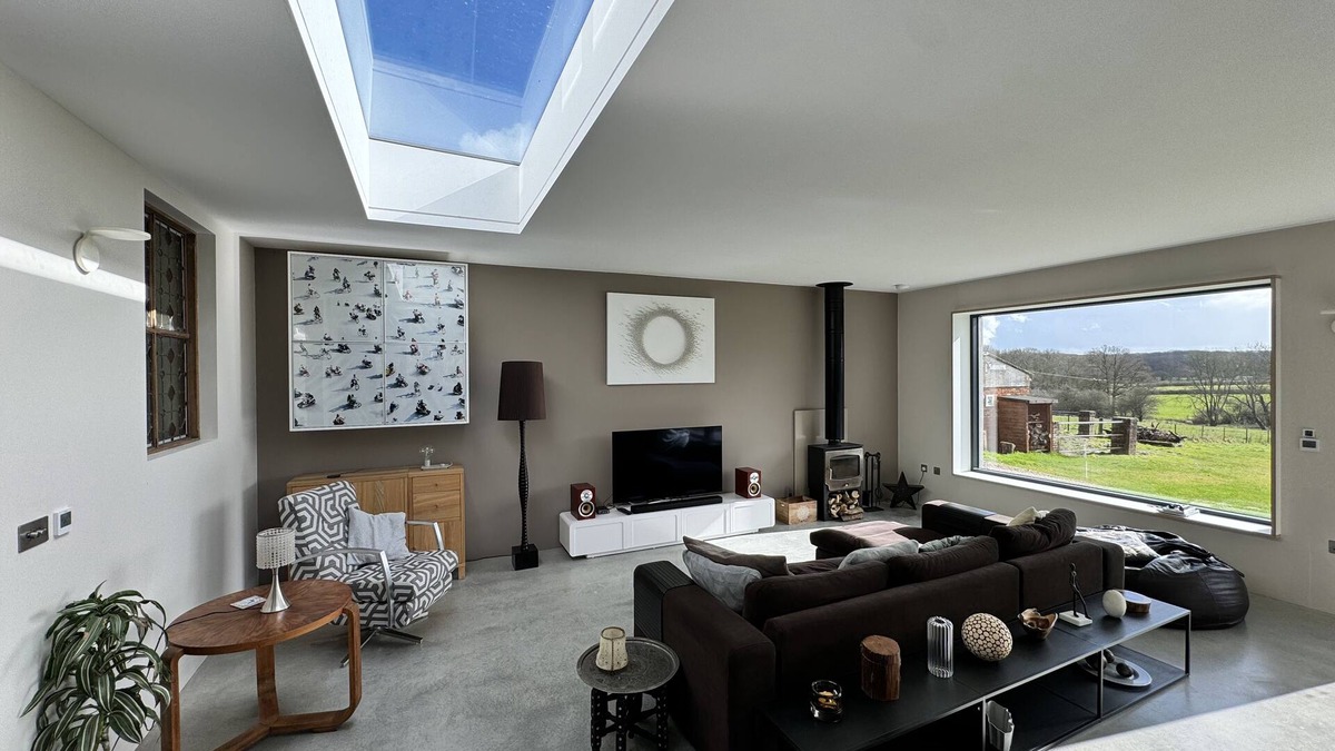 Newdigate House | Bright spacious home with a natural swimming pond in Surrey Hills