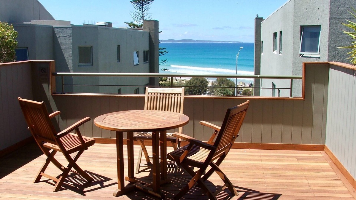 Lorne Apartment | Bright, spacious, modern and cosy 2 bedroom apartment with amazing ocean views.