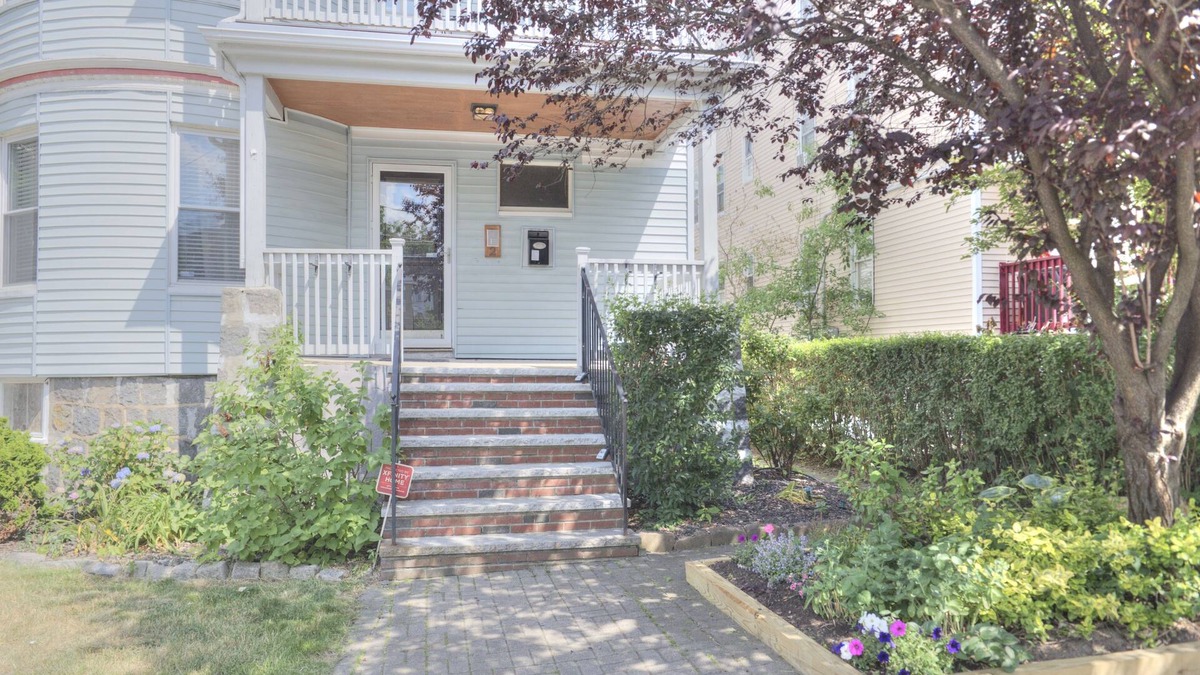 Dorchester Condo | Bright & Specious 2 BR apartment mins from Downtown Boston, parking