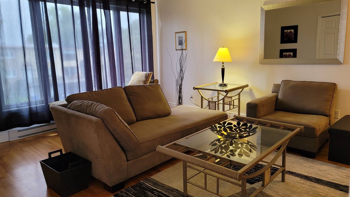 Pointe Claire Apartment | Bright & Specious 3 Bd Condo