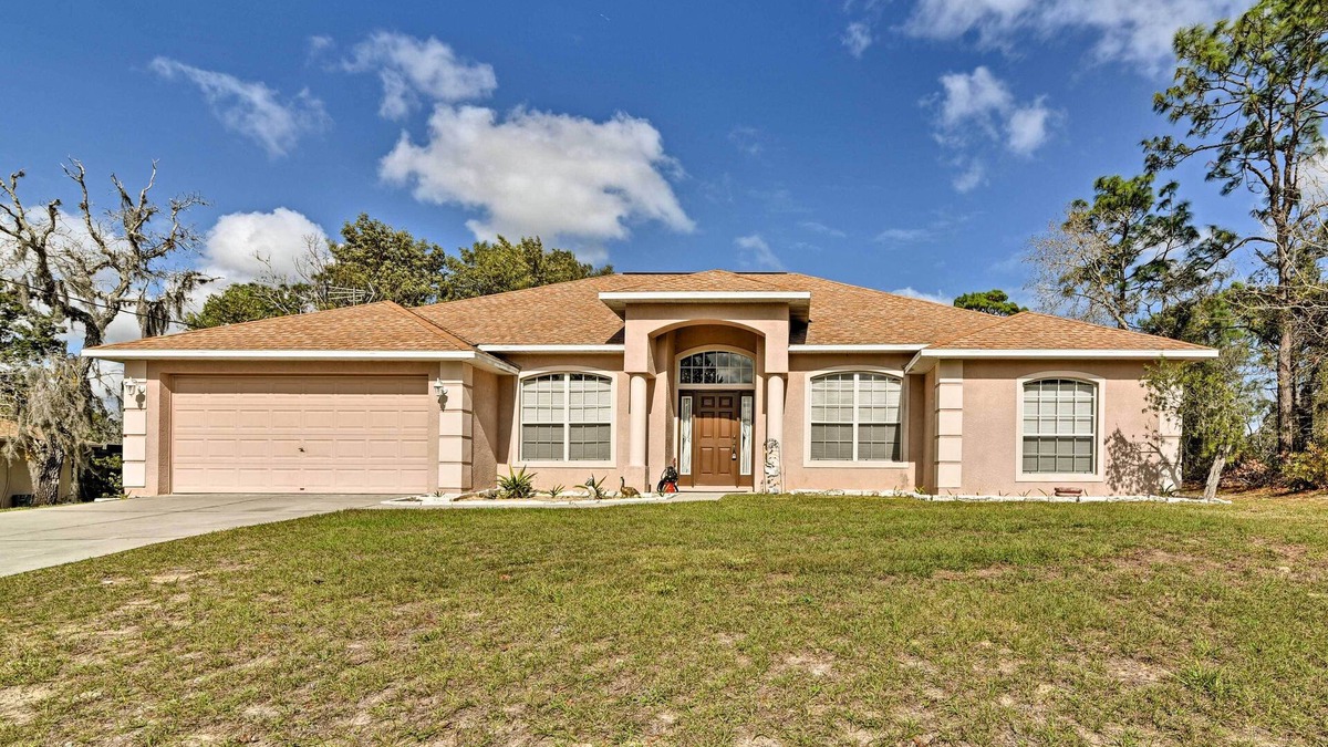 Spring Hill House | Bright Spring Hill Home: 5 Mi to Weeki Wachee Park