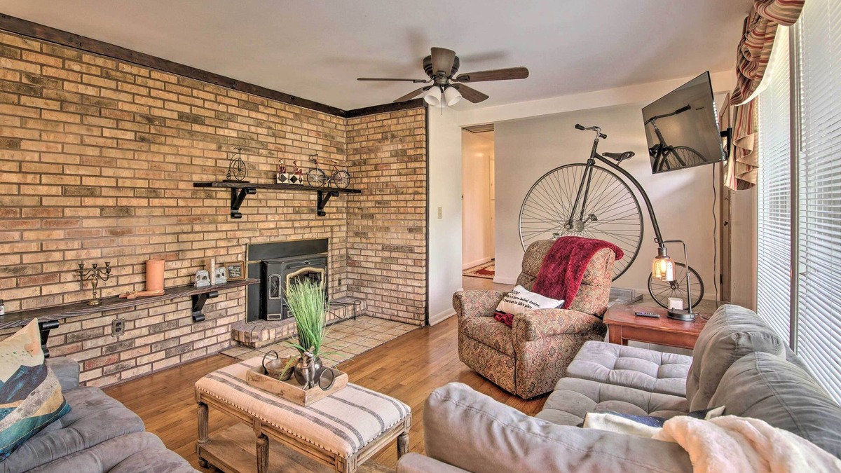 Turners House | Bright Springfield Home: Walk to Nature Center!