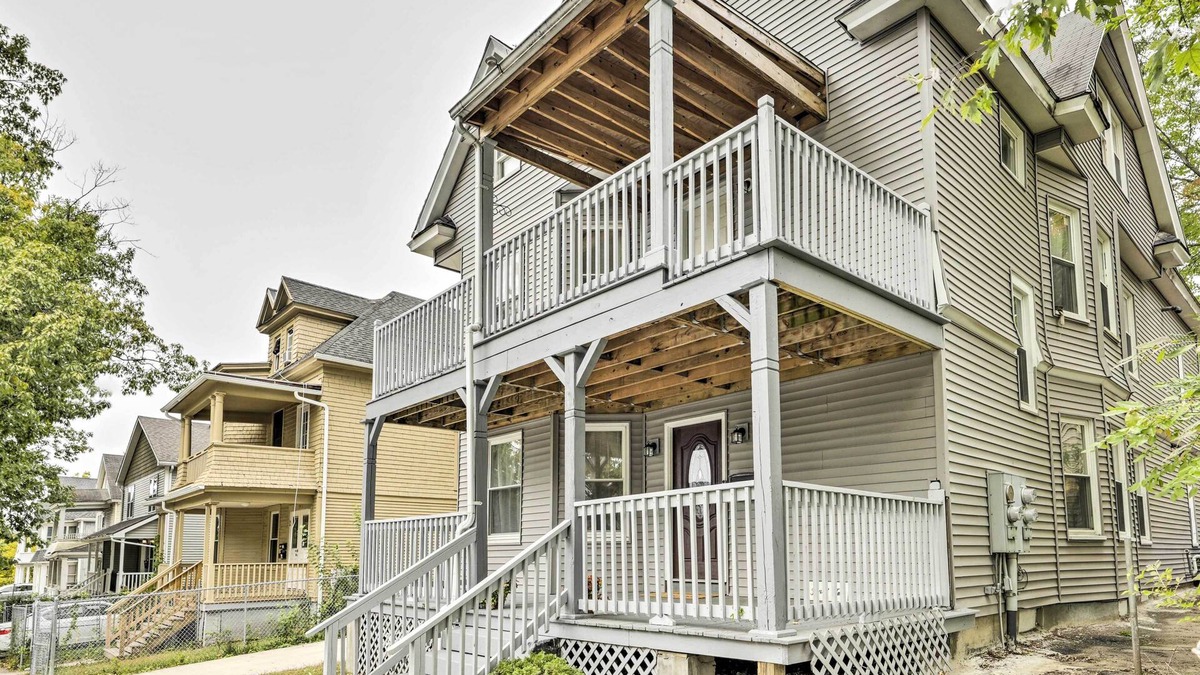 Memorial Square Apartment | Bright Springfield Apartment w/2 Balconies!