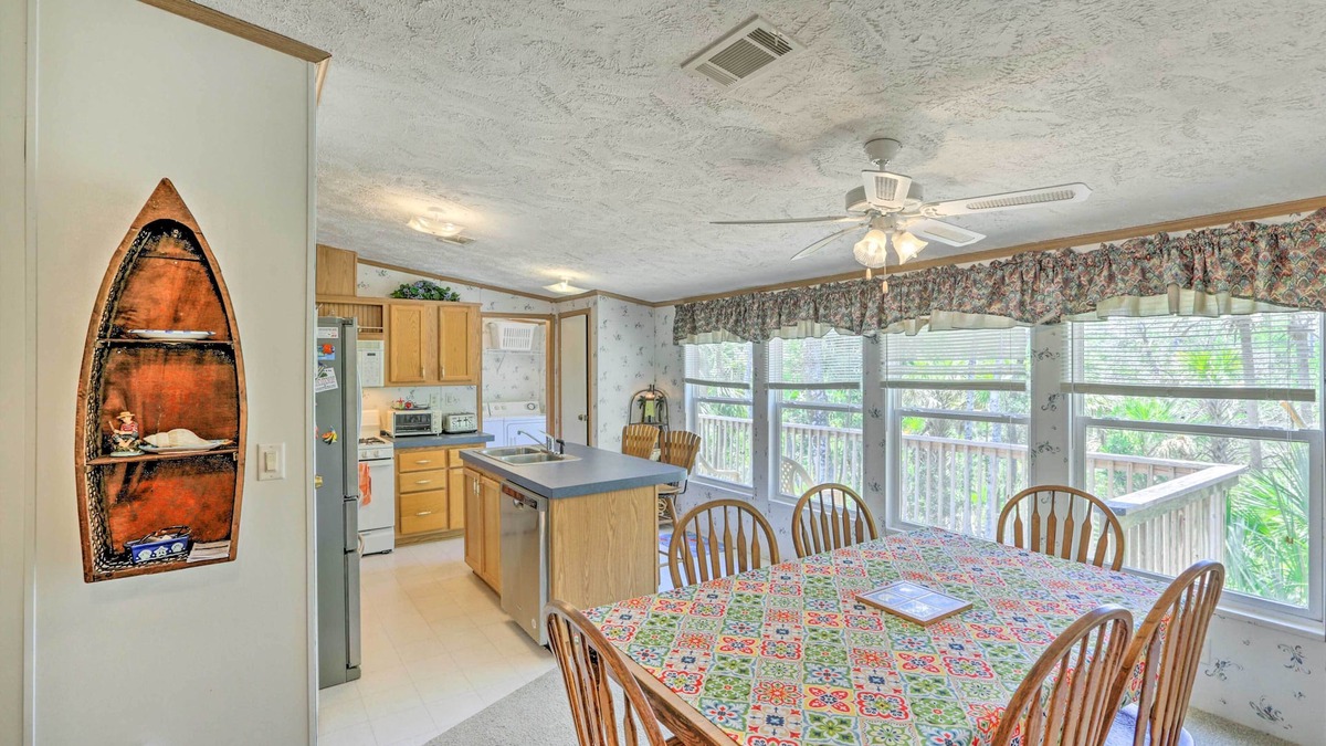 Steinhatchee Cottage | Bright Steinhatchee Home: Proximity to Ocean!