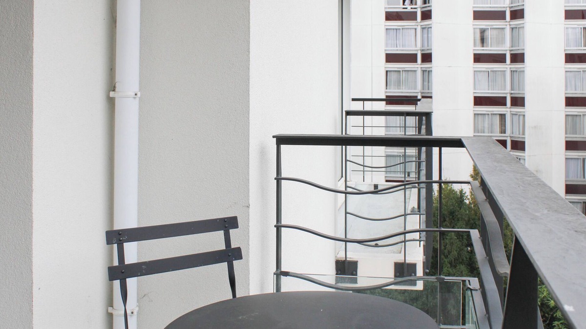 Issy-les-Moulineaux Apartment | Bright studio apartment with parking and balcony