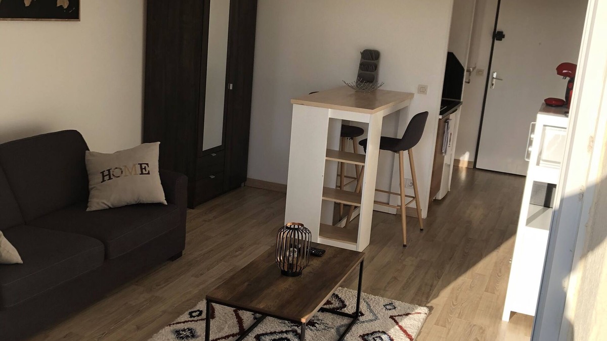 Costieres Apartment | Bright studio