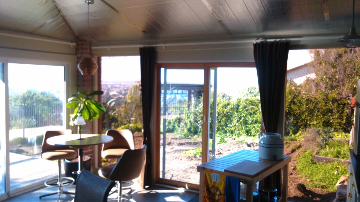Oakland Cottage | Bright studio guesthouse with panoramic views