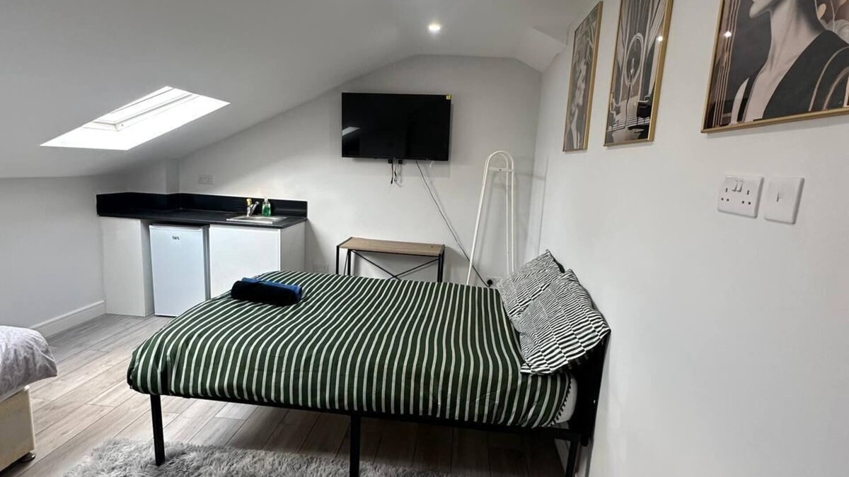 Bensham Manor Apartment | Bright Studio in Thornton Heat