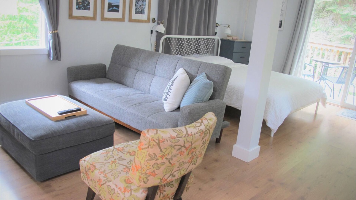 Gibsons Apartment | Bright Studio Loft Near Secret Beach in Gibsons