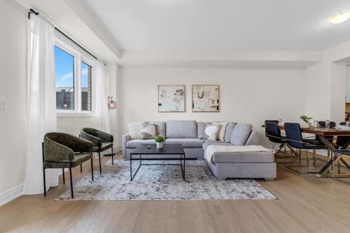 Oakville Apartment | Bright & Stylish Modern Townhome in Oakville!