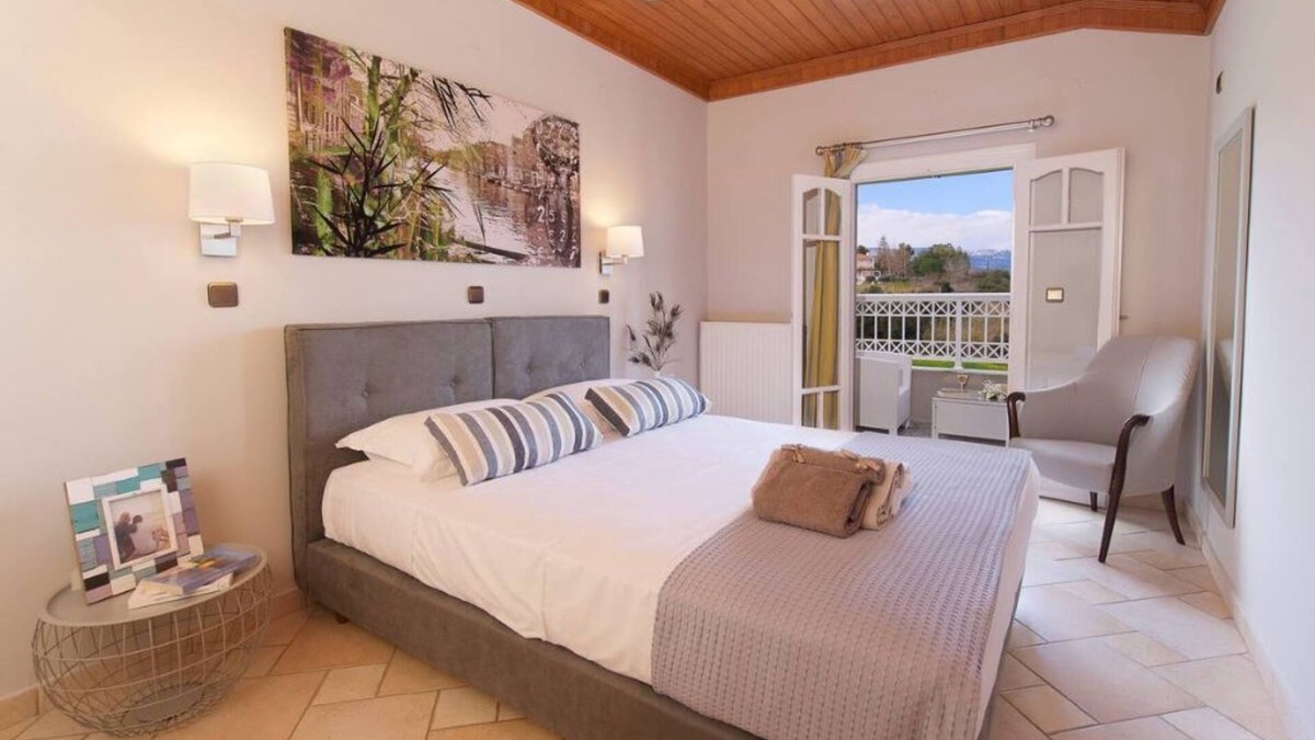 Lixouri Apartment | Bright suite