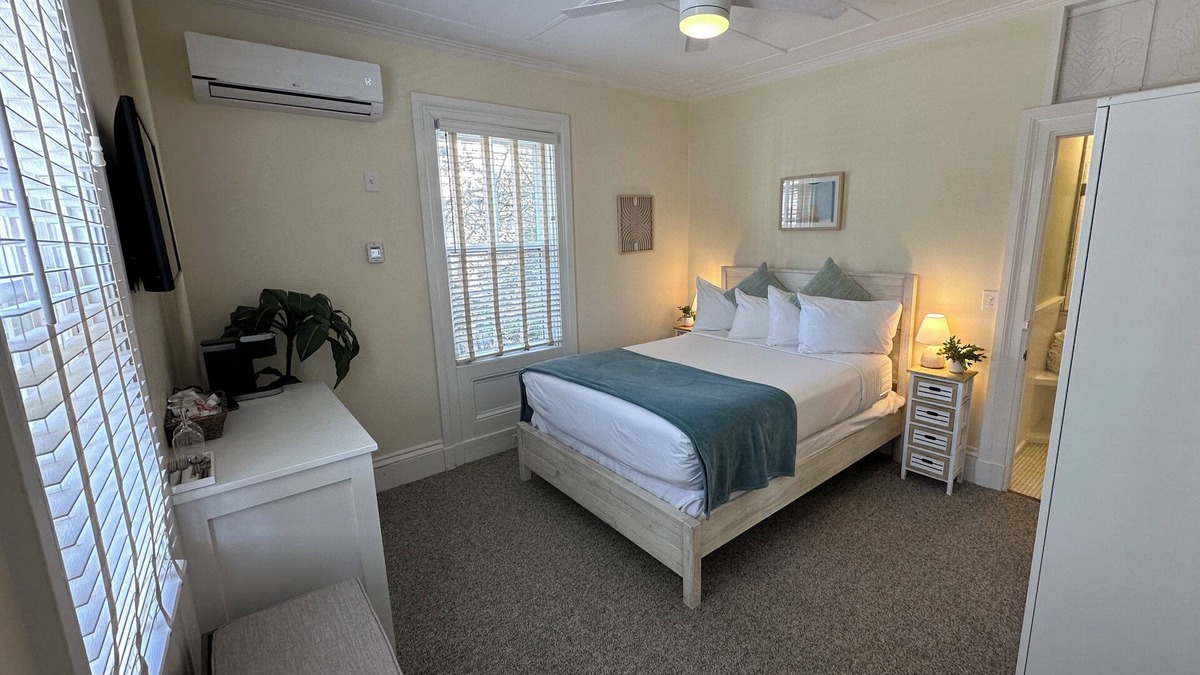Historic Hill Apartment | Bright & Sunny 1 Bed/1 Bath/Dog Friendly on Historic Spring St.