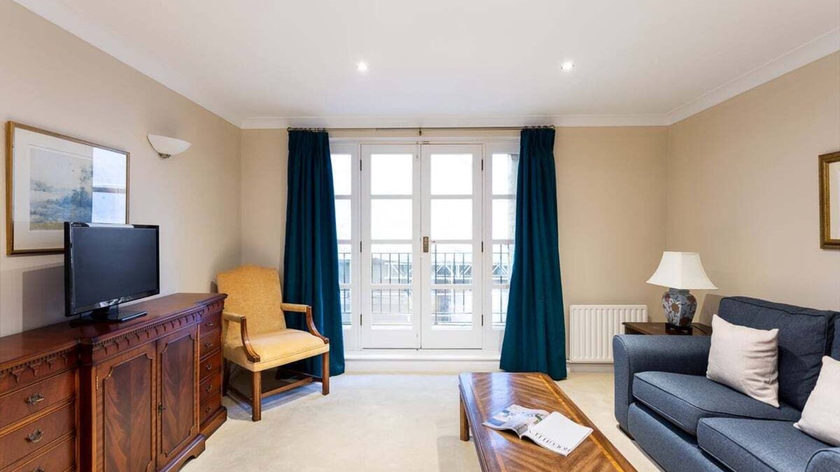 Tower Hamlets Apartment | Bright Tower Bridge Nest