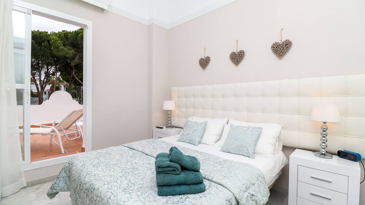 Urbanizacion Hacienda las Chapas House | Bright townhouse -great onsite facilities