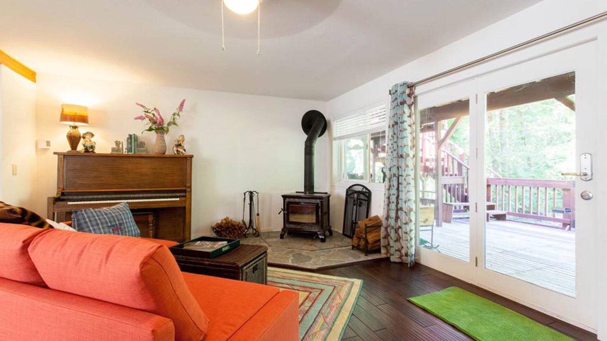 Sunnyside House | Bright Urban Guesthouse, Walk to Cafe and Shops, golf driving range at backyard