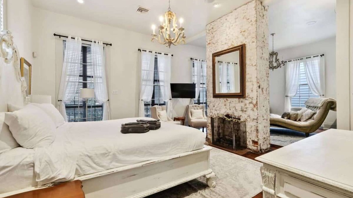 Lower Garden District Villa | Bright Villa w Heated Pool & Pool Table 5br|4ba