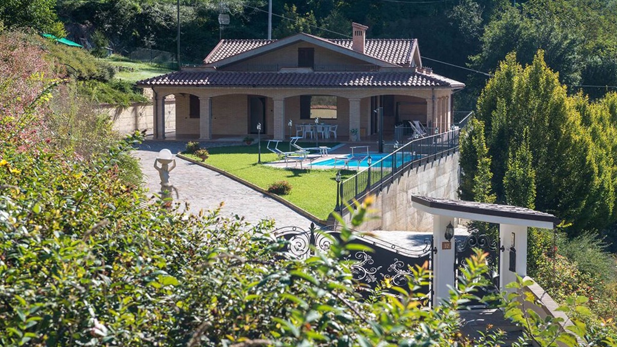 Smerillo Villa | Bright villa with wonderful views of the Sibillini mountains, private swimming pool