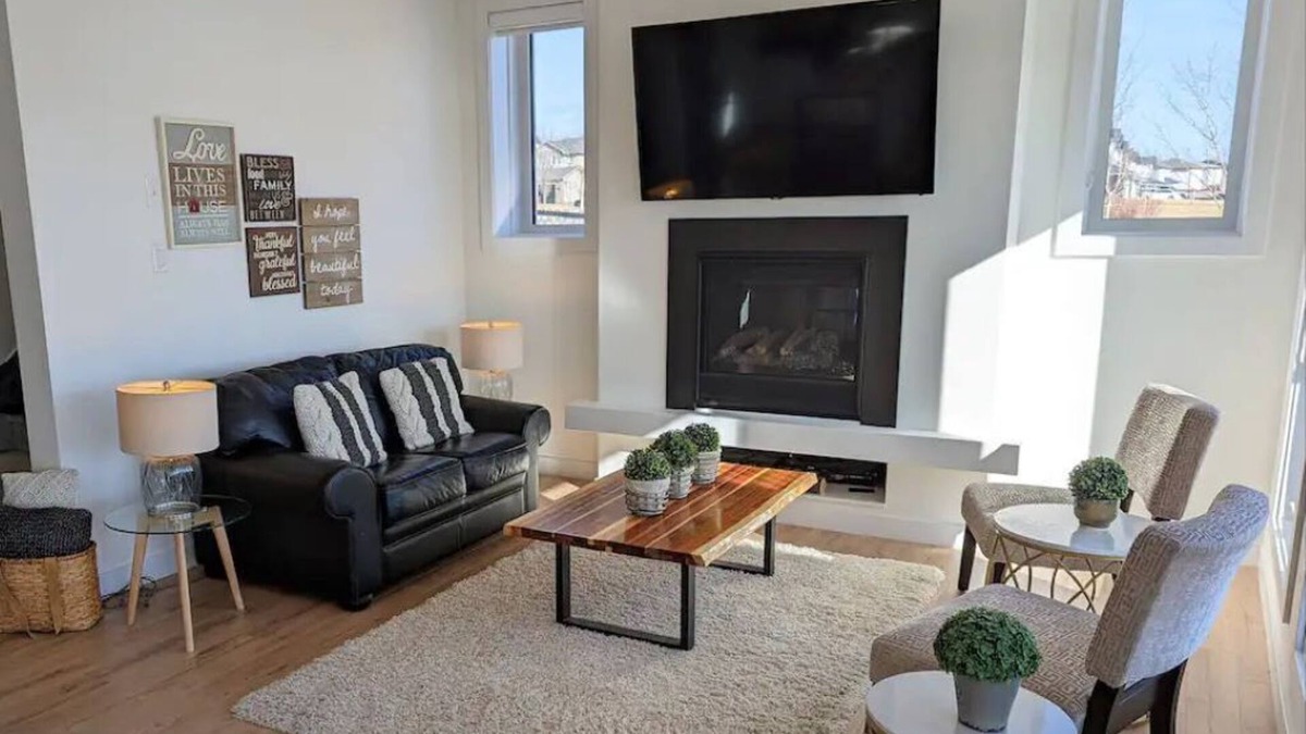 Lethbridge House | Bright Walk-Out Suite - Kitchenette & Amazing View