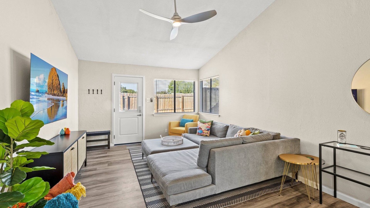 Gracywoods House | Bright, welcoming home minutes from Q2 + Domain