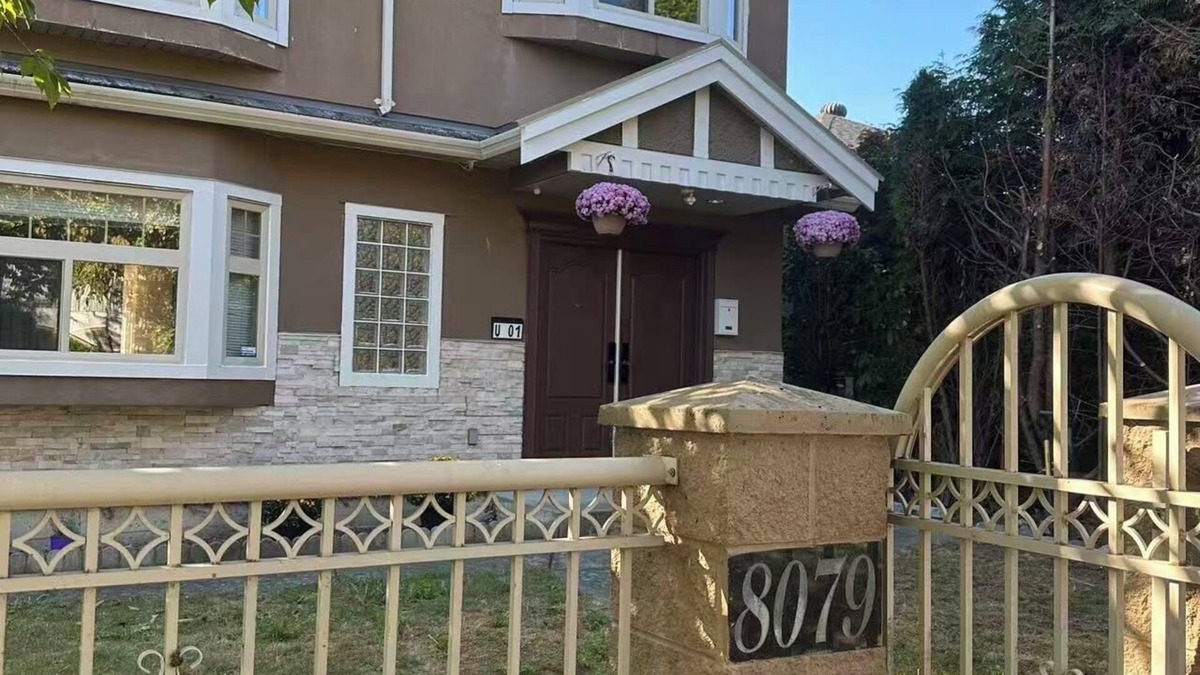 Marpole House | Bright West Side Retreat 3BR Kitchen & Living