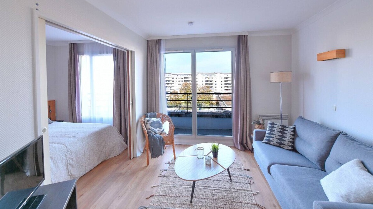 Combat Apartment | Bright with balcony at Buttes Chaumont