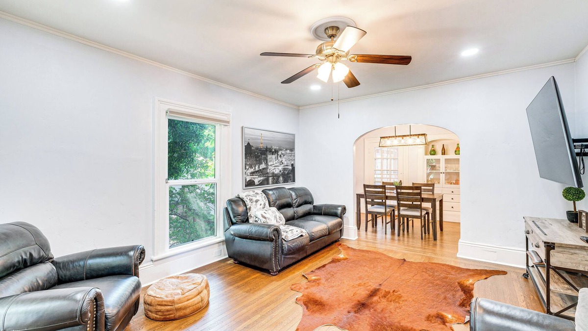 Woodland Apartment | Bright Woodland Apartment: Walk to Main Street