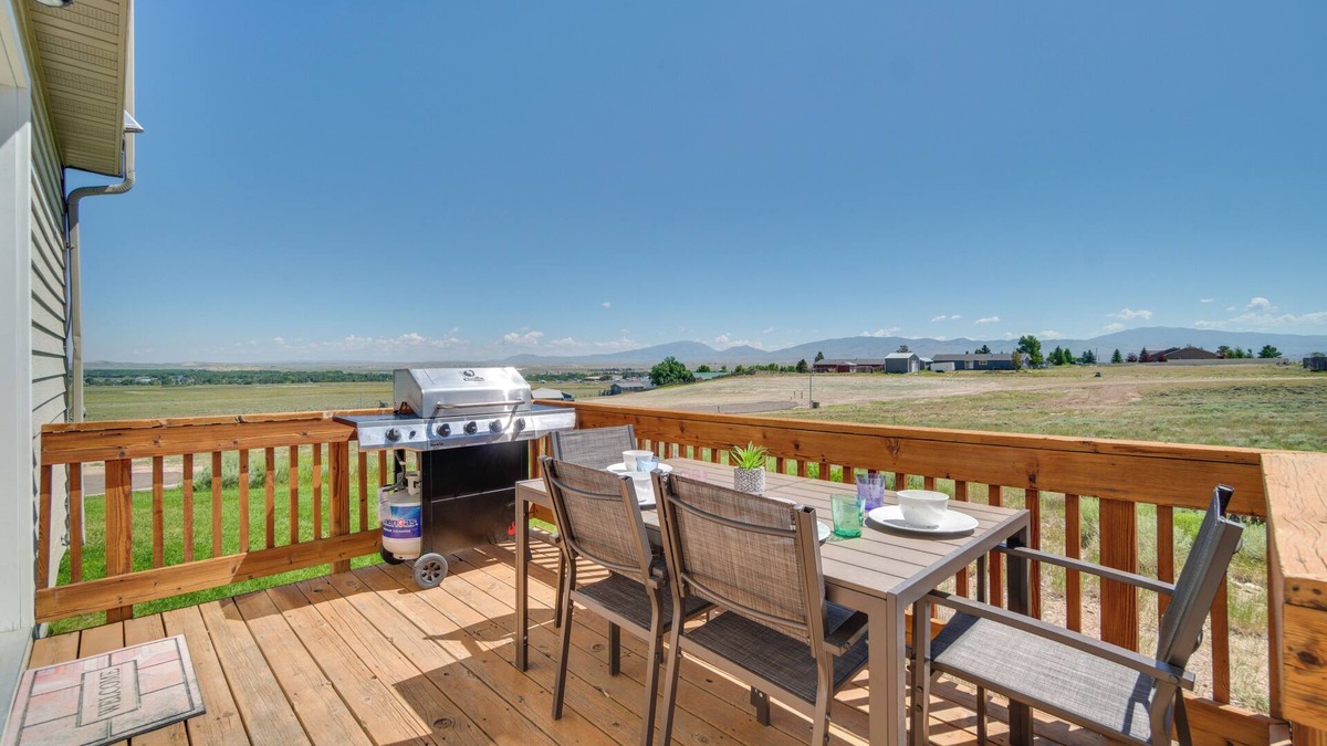 Saratoga House | Bright Wyoming Retreat w/Deck & Mountain Views!