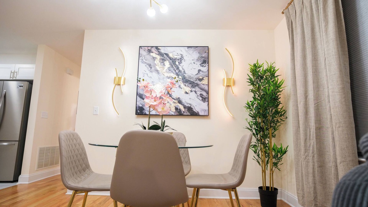 Newark Apartment | BrightOAK 3-bedroom apartment in Newark Close to NY