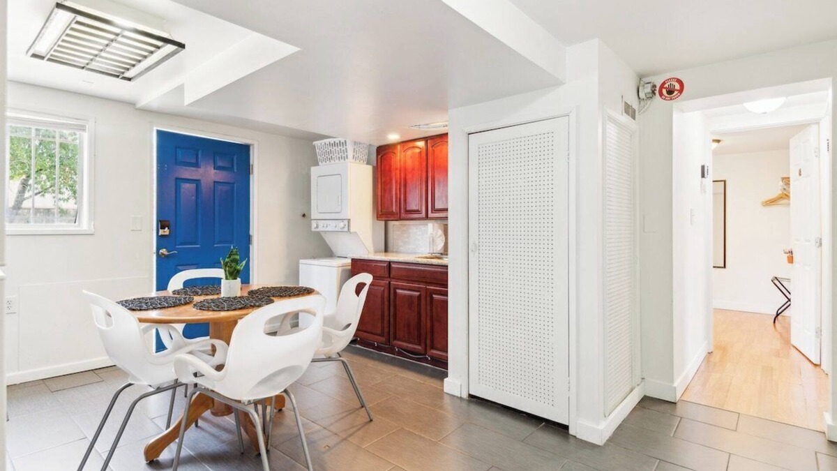 Brighton House | Brighton Retreat - Walk to Metro