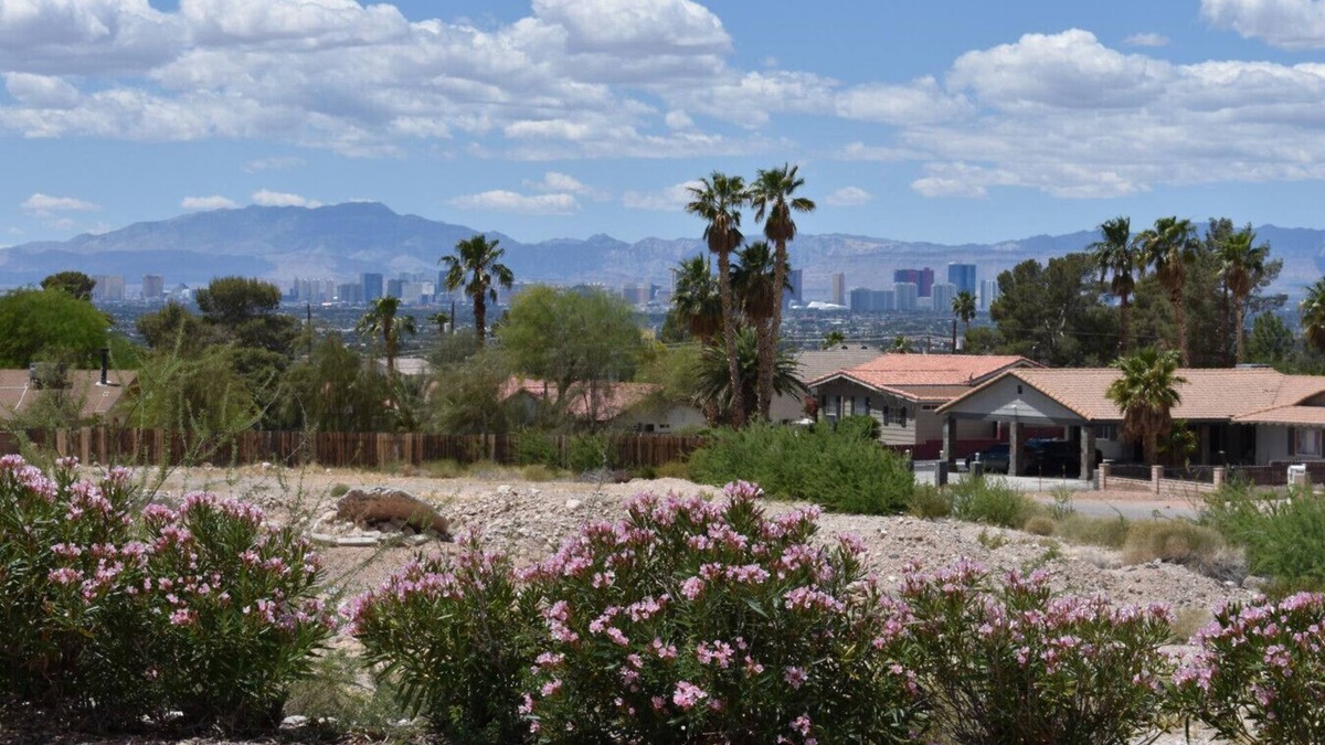 Sunrise Manor Condo | Brilliant Beverly Casita King Pools/gym($3)3miles