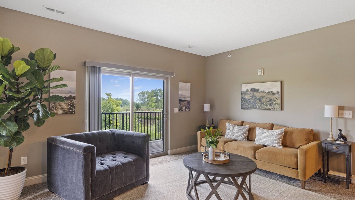 West Des Moines Apartment | Brilliant Ground Floor End Unit Wooded Privacy & Convenience