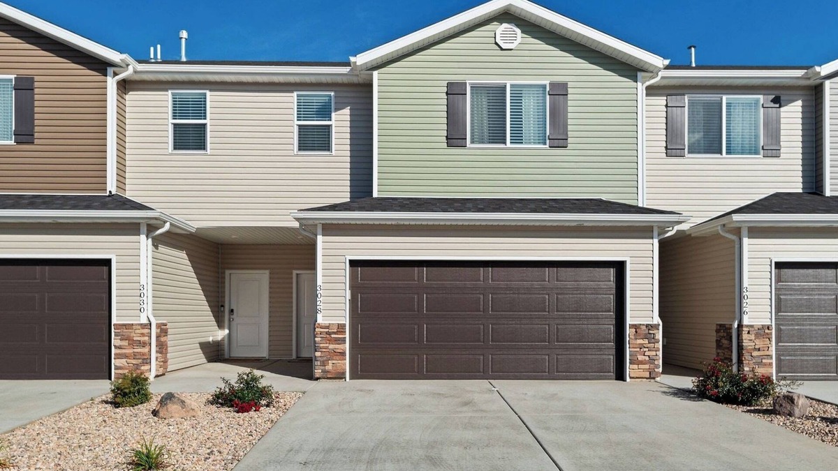 Cedar City House | Bring the Whole family - 3 townhomes side by side!