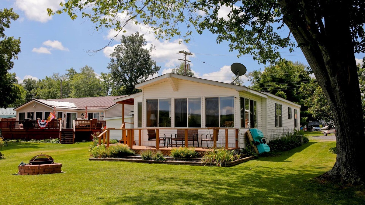 Bradford Cabin | Bring the whole family to this Lamoka Lake Cutie!