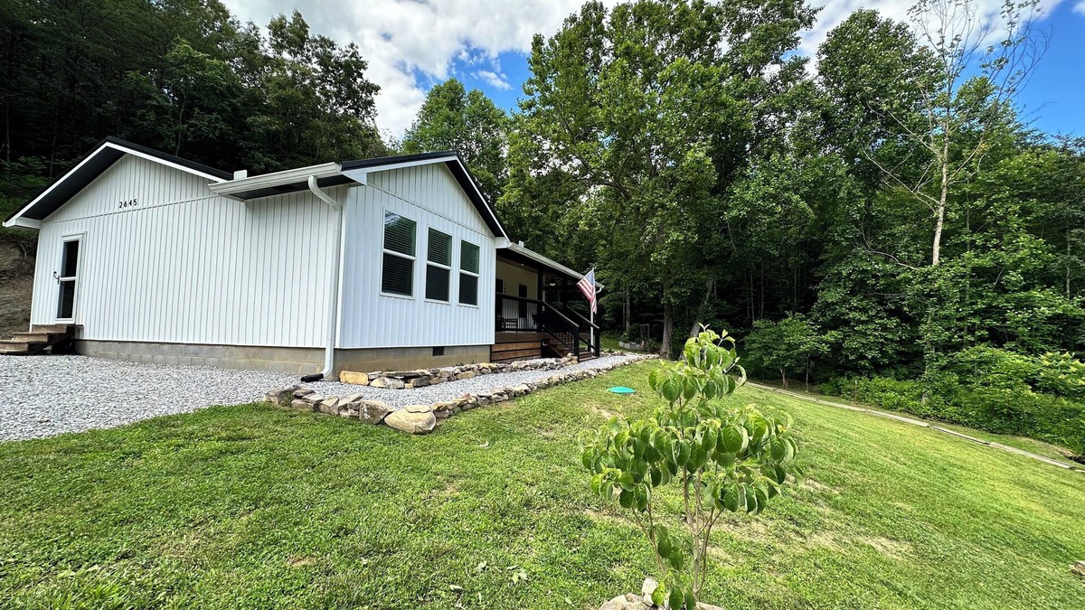 Tazewell House | Bring the whole family! Pets welcome! 20 minutes to LMU.