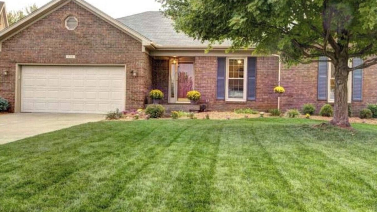 Jeffersontown House | Bring Your Friends to Derby!
